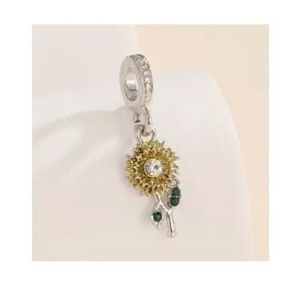 Unbranded Jewelry - Sunflower Charm Pendant Gold Green